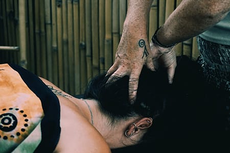 Praticienne réalisant un massage énergétique à domicile accès sur l'acupression