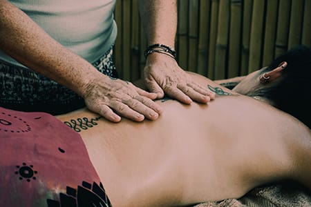 Praticienne réalisant un massage énergétique à domicile accès sur le reiki