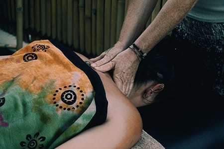 Praticienne réalisant un massage à domicile accès sur l'acupression