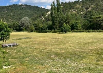 Domaine de verdure du moulin de castellane dans le cadre d'un week end ressourcement en pleine nature