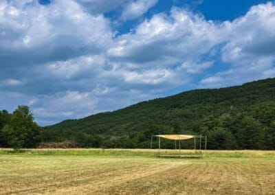 Domaine de verdure du Moulin de Castellane avec de l'herbe, de la foret, le ciel, un endroit apaisant pour un week-end ressourcement en pleine nature
