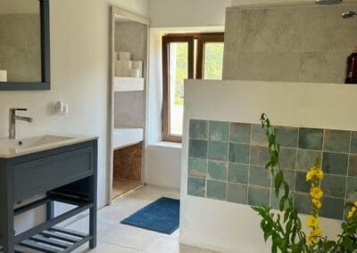 Salle de bain du moulin de castellane dans le cadre d'un week end ressourcement en pleine nature