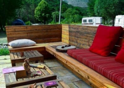 Terrasse en pierres et en bois du moulin de castellane dans le cadre d'un week end ressourcement en pleine nature